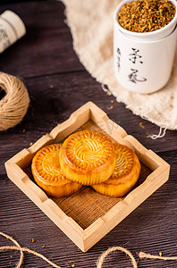 传统美食中秋节蛋黄月饼食品摄影图配图