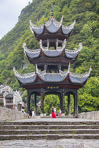 贵州侗族摄影照片_城市中午贵州镇远古城祝圣桥风光桥上在拍摄摄影图配图