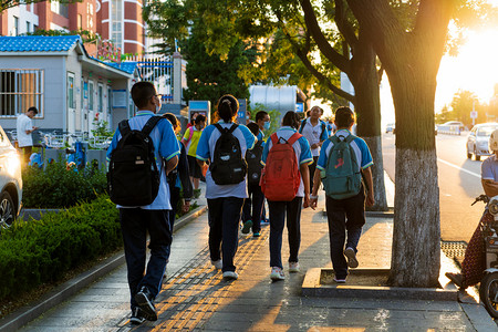 寒窗苦读摄影照片_学校夕阳学生放学放学摄影图配图