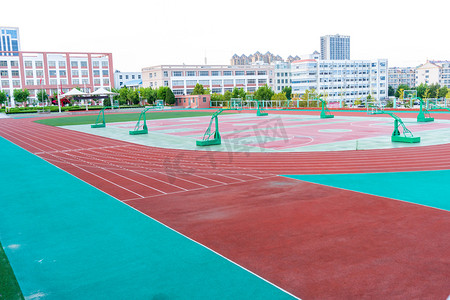 学校足球场摄影照片_学校夕阳塑胶跑道操场跑步摄影图配图