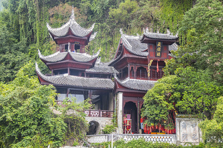 贵州城市摄影照片_城市中午贵州镇远古城万寿宫建筑山顶无人机摄影图配图