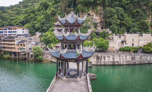 贵州侗族摄影照片_城市中午贵州镇远古城祝圣桥风光河畔无人机摄影图配图