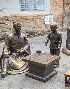古代人物下棋摄影照片_景观中午贵州镇远古城下棋人物雕像景区在拍摄摄影图配图