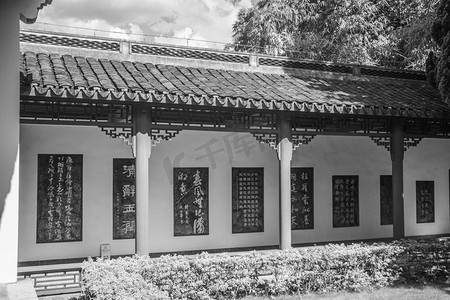 公园中午广西省柳州市柳侯祠历史长廊景区内在阅读摄影图配图
