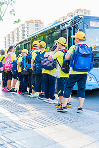 弯弯小路摄影照片_学生放学夕阳学生放学上车摄影图配图