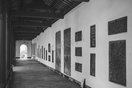 公园中午广西省柳州市柳侯祠历史长廊景区在阅读摄影图配图