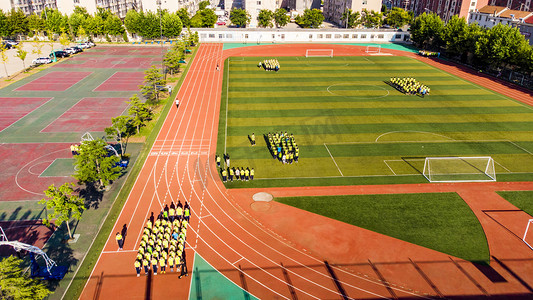 学校白天操场学校体育课摄影图配图