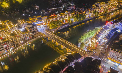 侗族刺绣摄影照片_城市夜晚贵州镇远古城盘龙大桥夜景航拍江畔无人机摄影图配图