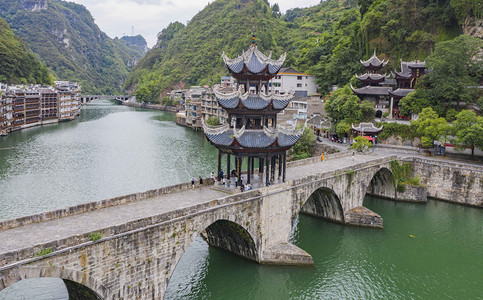 苗族花桥摄影照片_城市中午贵州镇远古城祝胜桥景区无人机摄影图配图