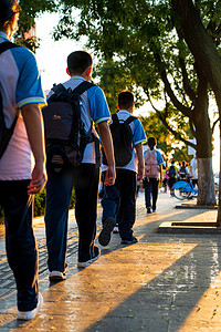 放学夕阳学生路边放学摄影图配图