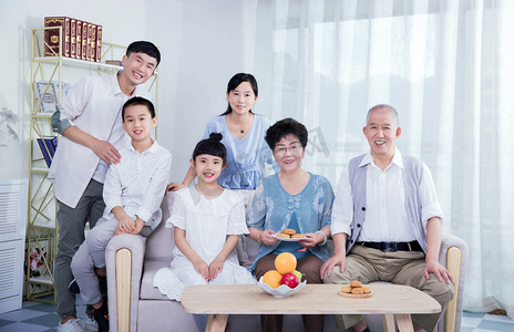 中秋家庭人像月饼八月十五摄影图配图