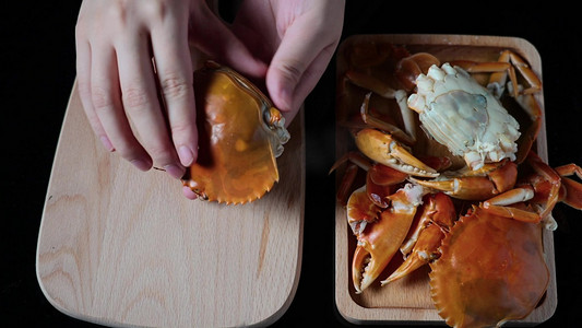 大闸蟹拨壳蟹黄展示营养美食吃螃蟹