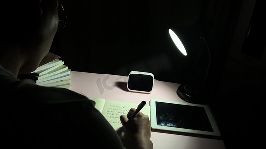 夜晚台灯下工作学习熬夜学习加班女职员深夜加班瞌睡办公桌人像时钟