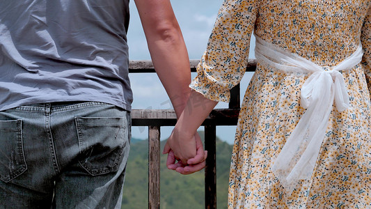 情侣手牵手十指紧扣背影