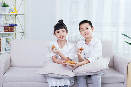 中秋节人像月饼八月十五家庭摄影图配图