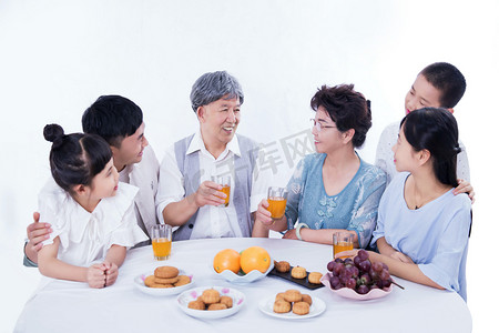 中秋月饼家庭美食人像摄影图配图