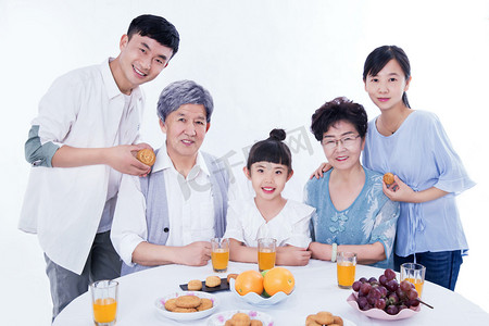八月十五月饼摄影照片_中秋人像家庭亲子月饼摄影图配图