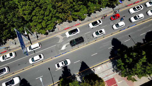 车水马龙摄影照片_俯拍城市公路车流车往车水马龙