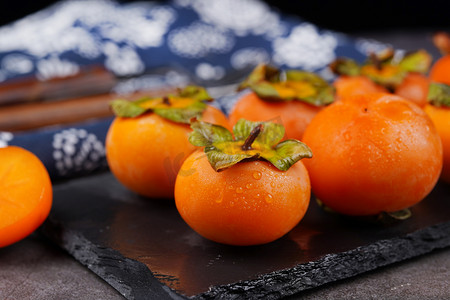 爆甜新鲜秋柿子新鲜水果摄影图配图