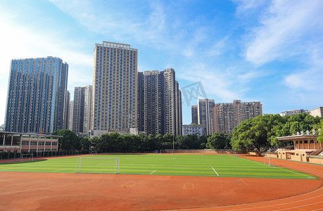 长跑道摄影照片_校园外拍跑道风景全景摄影图配图