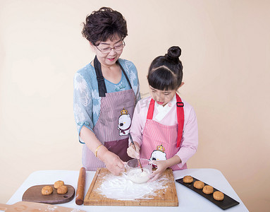 八月十五摄影照片_中秋节八月十五做月饼团聚人像摄影图配图