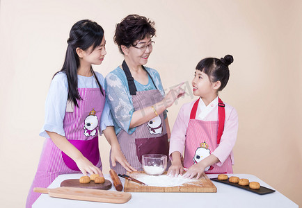 中秋团圆节日摄影照片_中秋节做月饼团圆八月十五人像摄影图配图