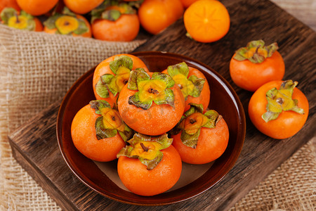 甜柿子摄影照片_饮食营养美味秋季软柿子摄影图配图