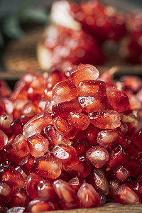 红色中国风框摄影照片_红色新鲜果实红石榴食材摄影图配图