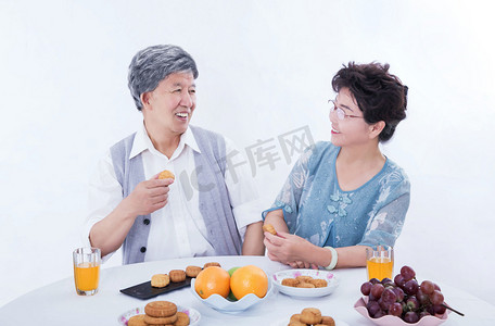 八月十五月饼摄影照片_中秋节人像合影八月十五月饼摄影图配图