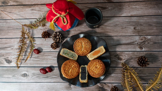 中秋月饼中秋节月团甜点糕点美食摄影图配图