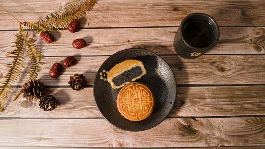 团圆饼摄影照片_中秋月饼中秋节传统美食甜点团圆饼摄影图配图