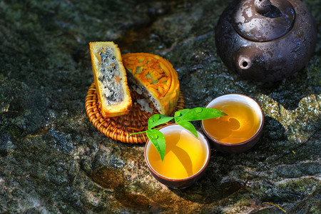 传统美食中秋节中秋月饼传统节日创意摄影图配图