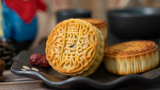 中秋月饼中秋节黑芝麻月饼传统小吃美食摄影图配图