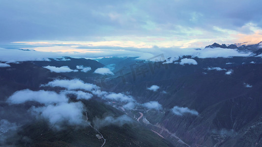 航拍大山大河摄影照片_澜沧江云雾缭绕