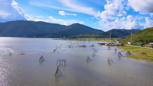 香格里拉纳帕海依草原湖泊风景