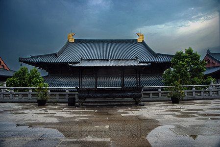 广州花都华严寺下雨天古风建筑摄影图配图