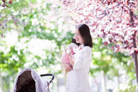 母婴彩带摄影照片_妈妈人像母婴照顾宝宝小婴儿摄影图配图