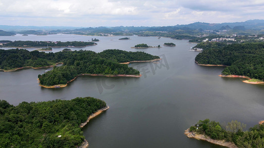 红枫湖摄影照片_红枫湖湖面小岛秋天的风景