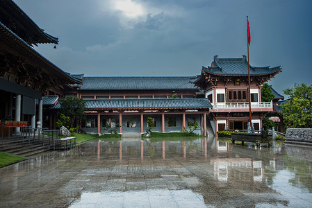 广州花都华严寺古建筑雨后摄影图配图