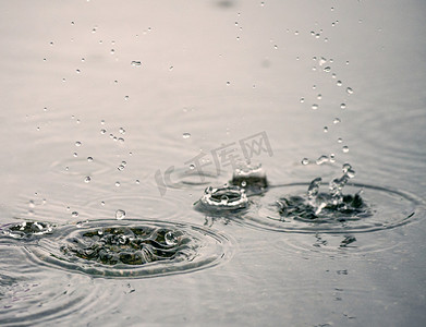 雨夏天摄影照片_雨滴溅起摄影图秋季雨室外飞溅摄影图配图