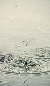 雨滴摄影照片_雨滴涟漪摄影图秋季雨室外溅起摄影图配图