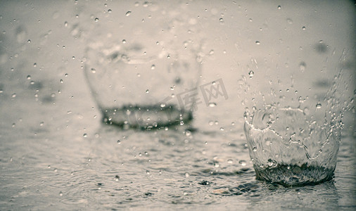 雨滴秋季雨室外飞溅摄影图配图