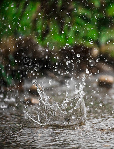 雨滴落地摄影图秋季雨室外飞溅摄影图配图