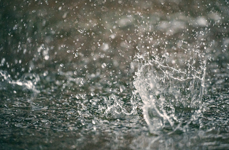 夏日动态摄影照片_雨水落地摄影图秋季雨室外飞溅摄影图配图