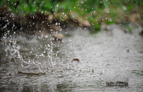 秋季上新立秋简约摄影照片_雨景秋季雨室外飞溅摄影图配图