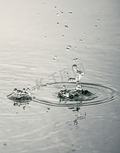 夏日动态摄影照片_水滴秋季雨室外飞溅摄影图配图