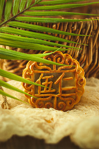 中秋节八月十五月饼文艺背景上摆放着摄影图配图