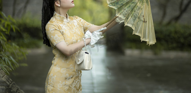 民国摄影照片_旗袍美女下午女子院子无摄影图配图