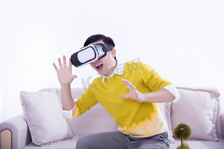 体验vr眼镜摄影照片_人像VR眼镜科技虚拟游戏摄影图配图