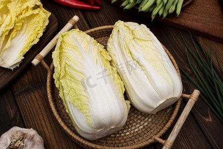 白菜猪肉馅水饺摄影照片_健康蔬菜白天白菜室内食材摆拍摄影图配图